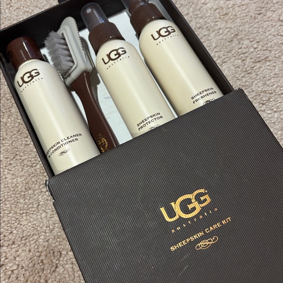 UGG Sheepskin Care Kit - Picture 2 of 3